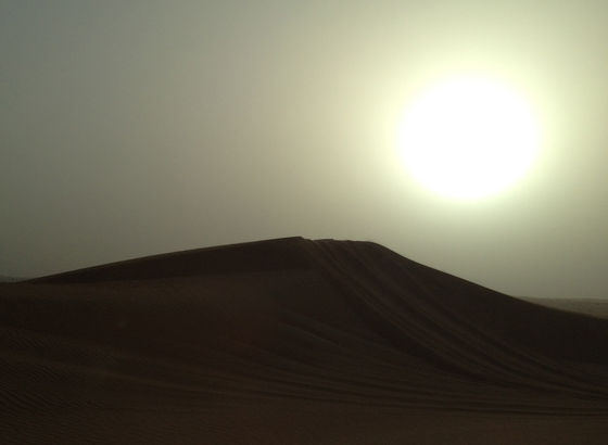 Tramonto nel deserto vicino Dubai