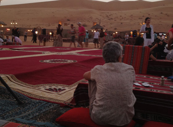 Campo nomade nel deserto attrezzato per la cena