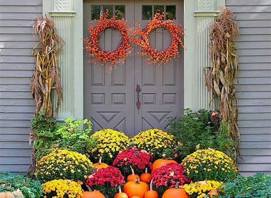 Entrata di una casa decorata per l'autunno