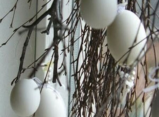 Zweige mit ausgeblasenen Eiern